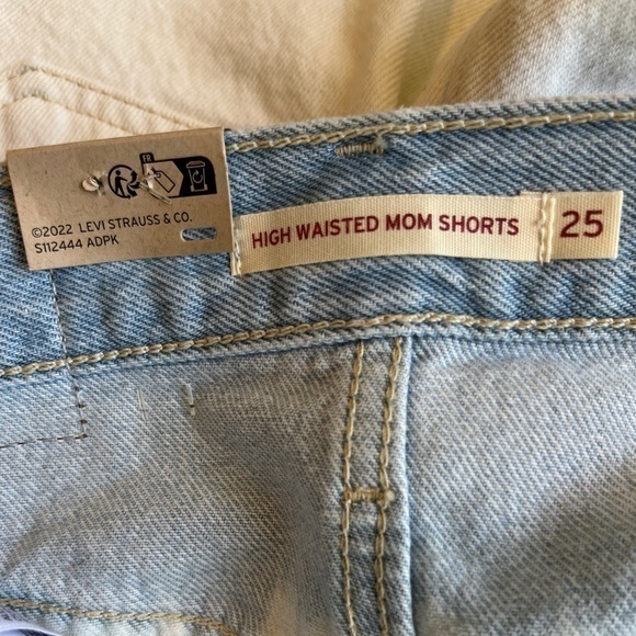 Levi’s High Waisted Mom Shorts, White, Raw Hem, Cool Bleached Style, Size 25 NWT - Picture 5 of 7